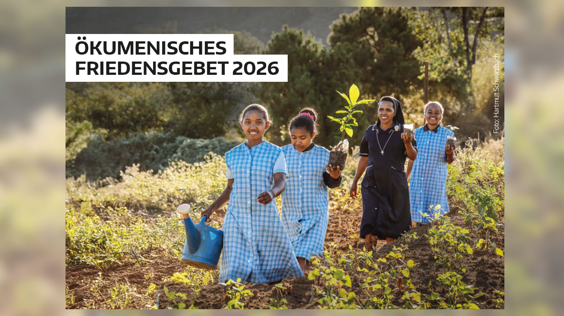 Kinder tragen Pflanzen gemeinsam mit einer Ordensschwester. Darüber der Schriftzug "Ökumenisches Friedensgebet 2026"