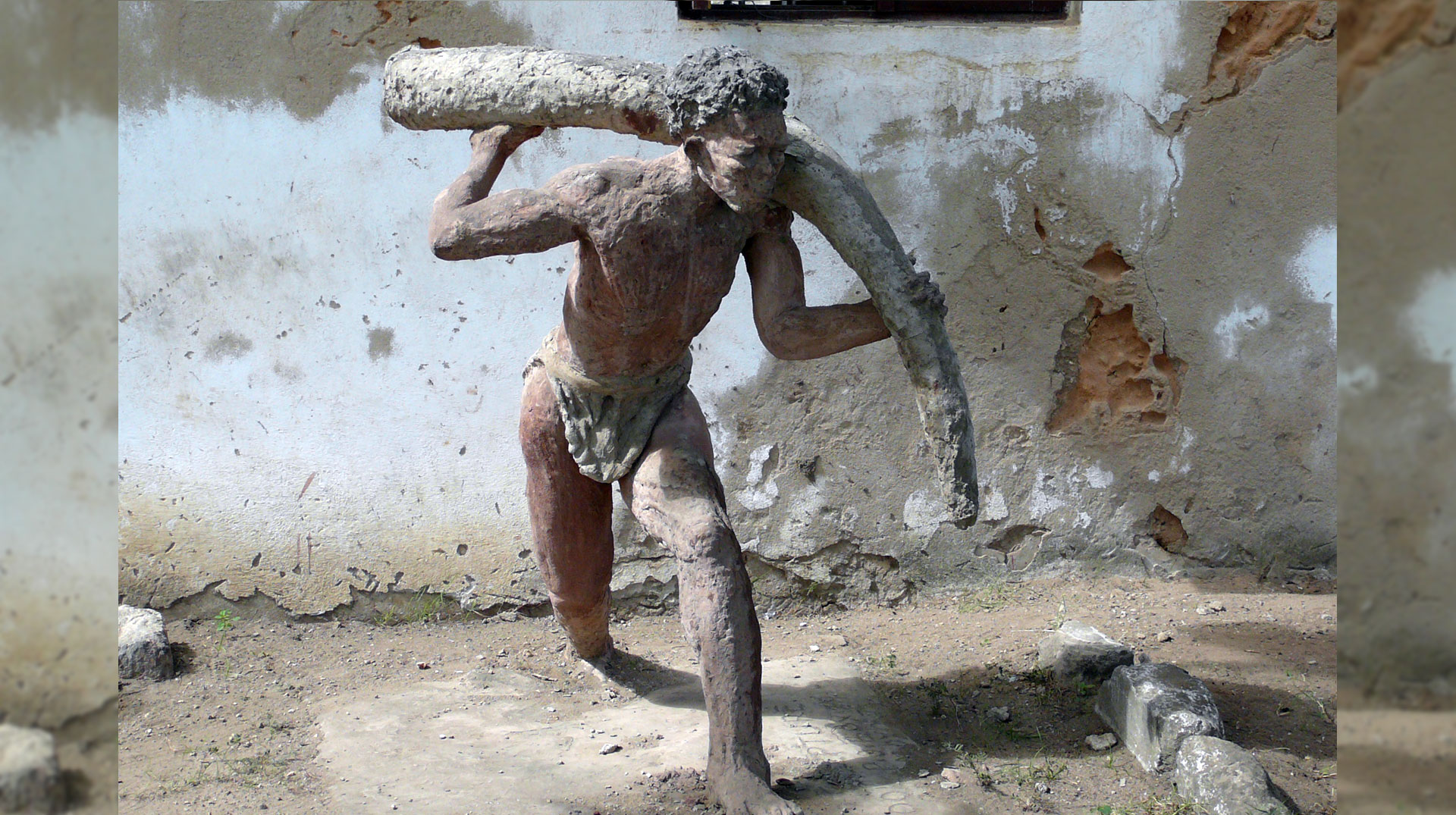 Ein Mahnmal in Bagamoyo, Tansania, erinnert an die Sklaverei