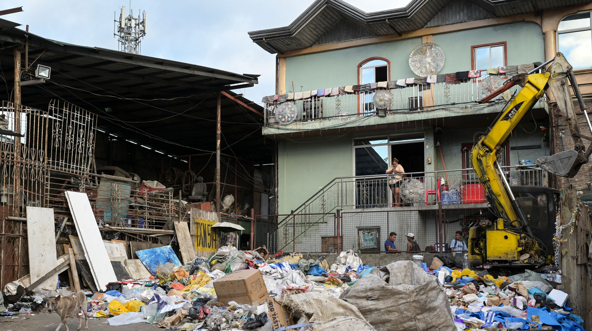Ein Müllhaufen neben einem Privathaus in Payatas auf den Philippinen