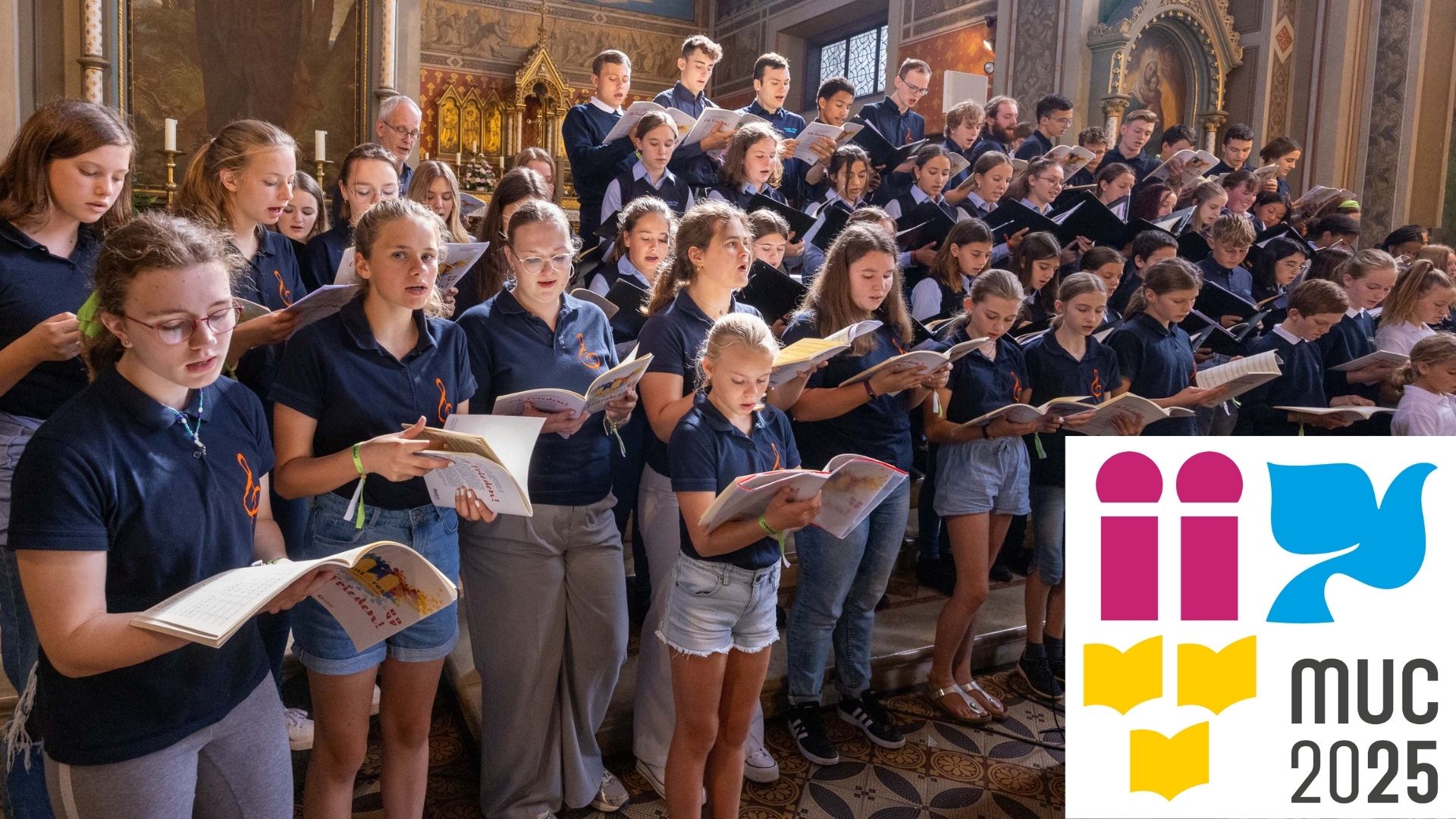 Chorsängerinnen und -sänger singen in einer Kirche. Im Vordergrund das Logo des Chorfestes in München.