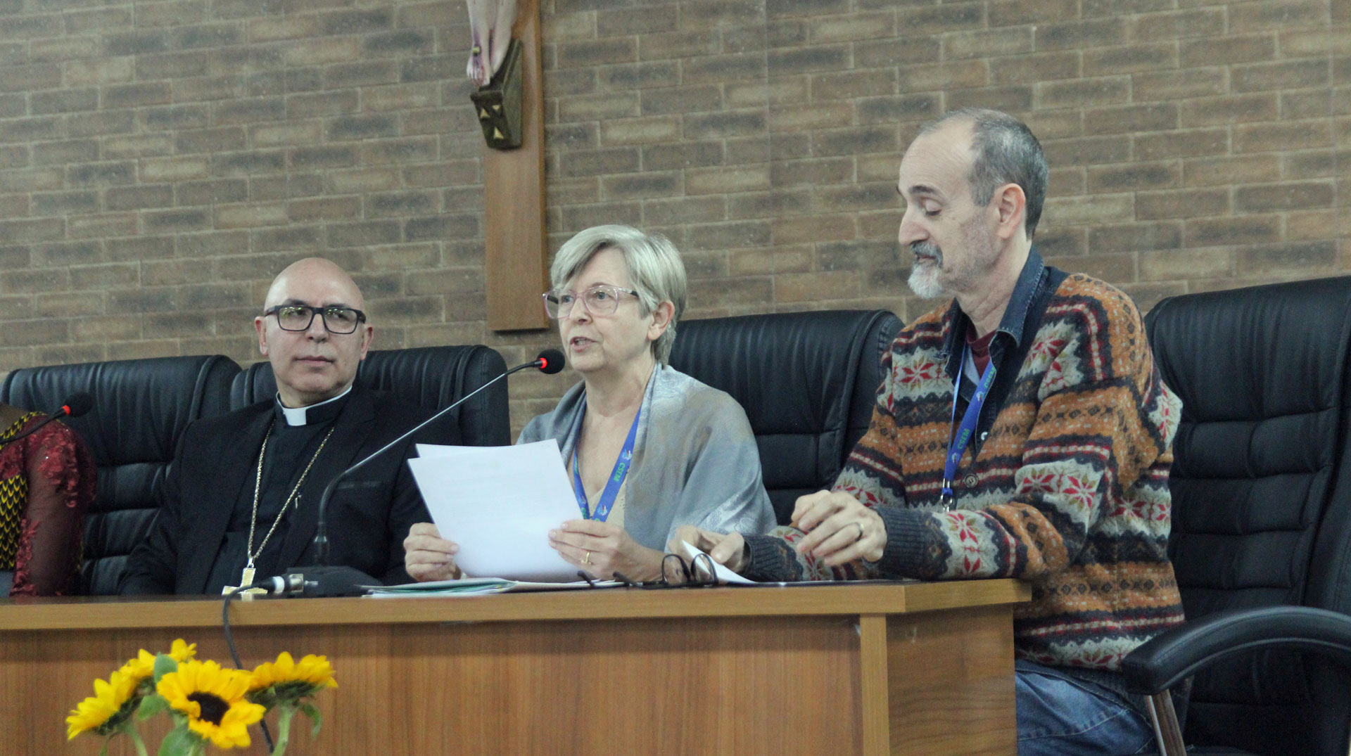 Bischof Ricardo Hoepers, CSEM-Direktorin Sr. Marlene Wildner MSCS, wiss. CSEM-Mitarbeiter Roberto Marinucci, beim Verlesen der Abschlusserklärung