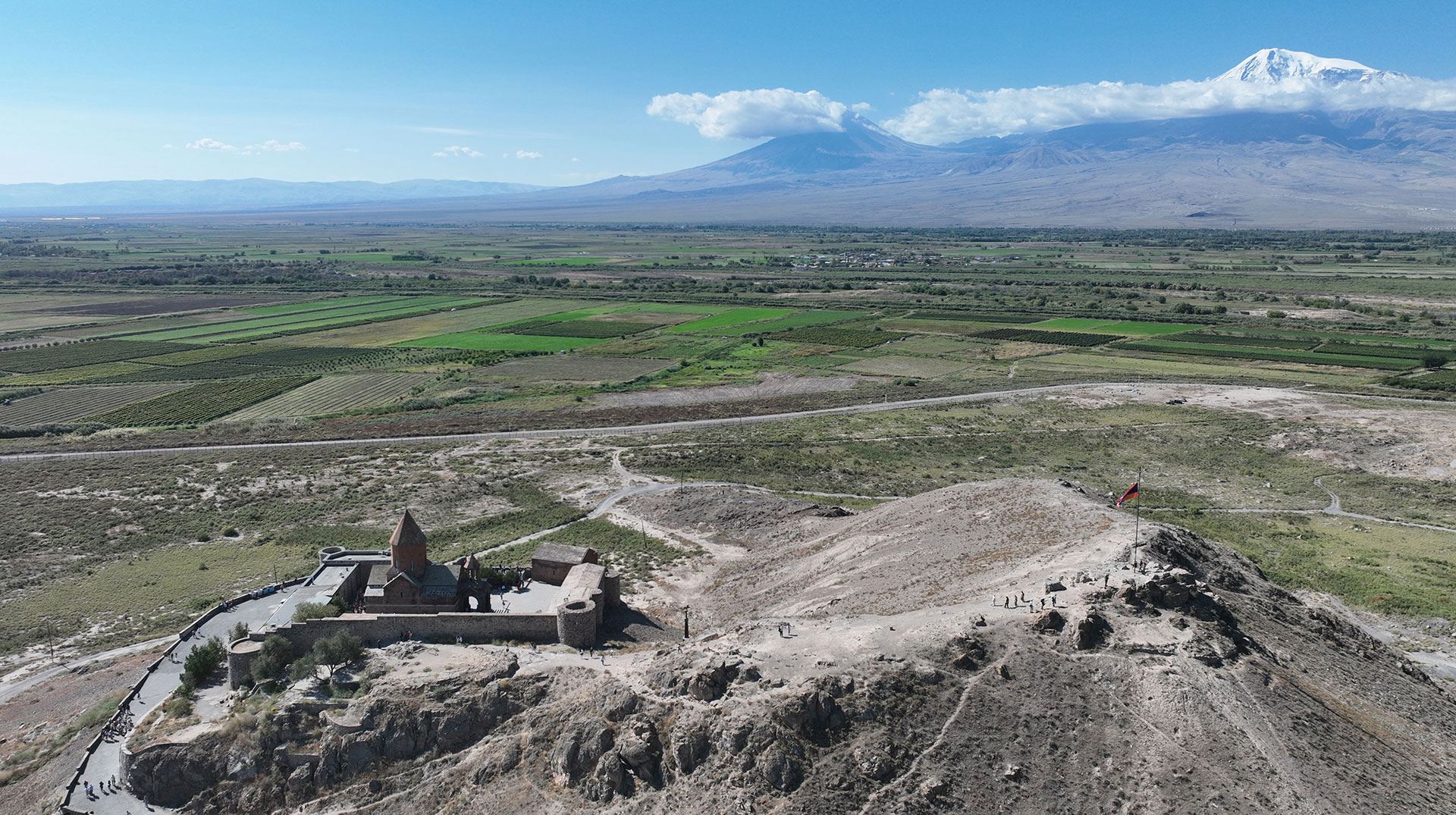 Kloster Khor Virap vor dem Ararat liegt in der Nähe der neu entdeckten Kirche und bewahrt die Erinnerung an die Bekehrung des armenischen Königs zum Christentum.