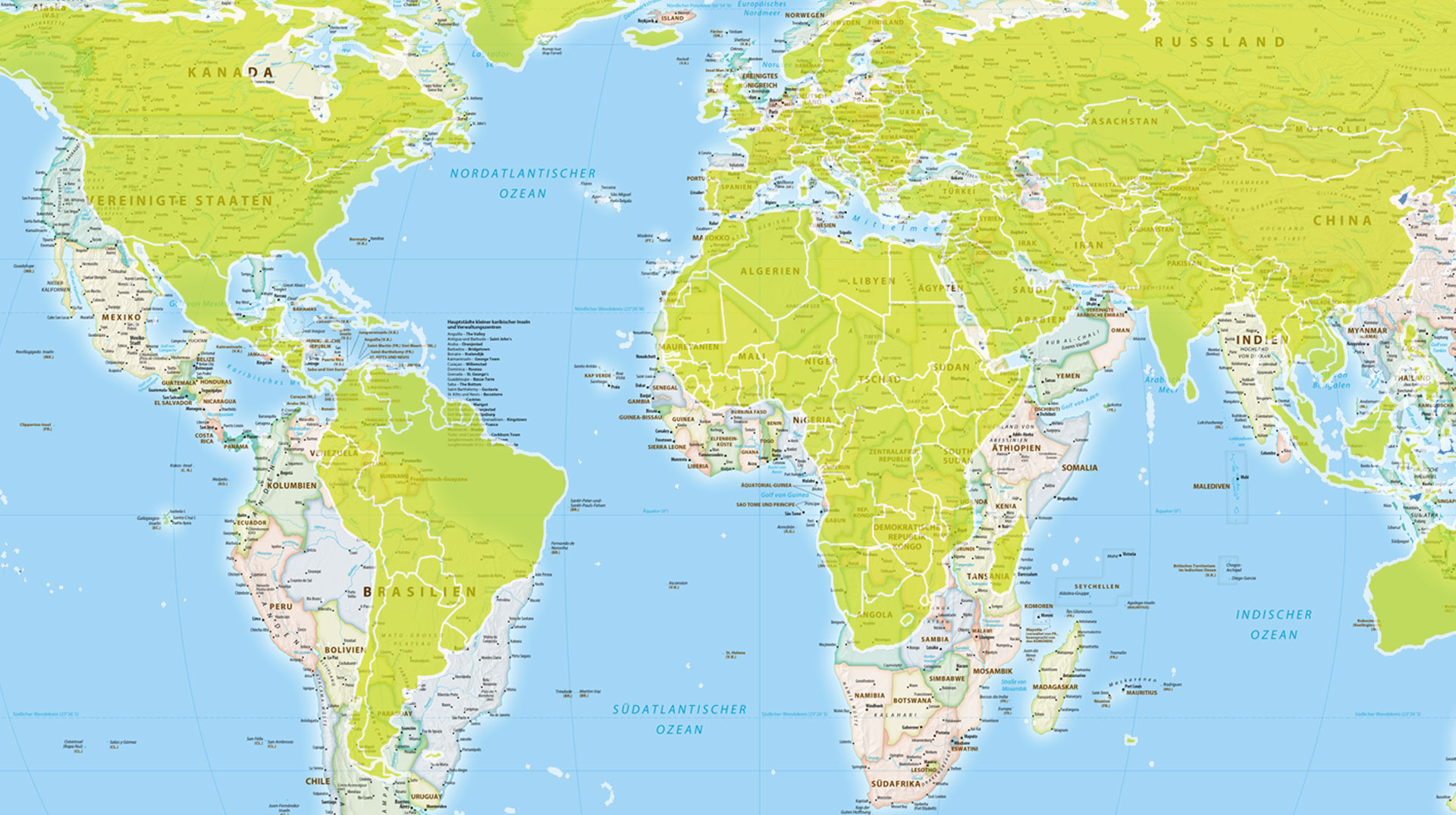 Überlappend: Equal Earth-Projektion (Hintergrund mit Ländernamen) und Mercator-Projektion (Hellgrün)