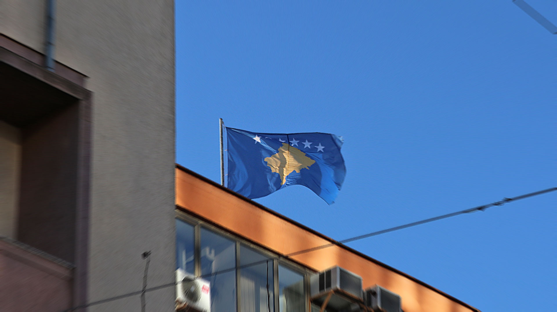Flagge des Kosovo in Pristina