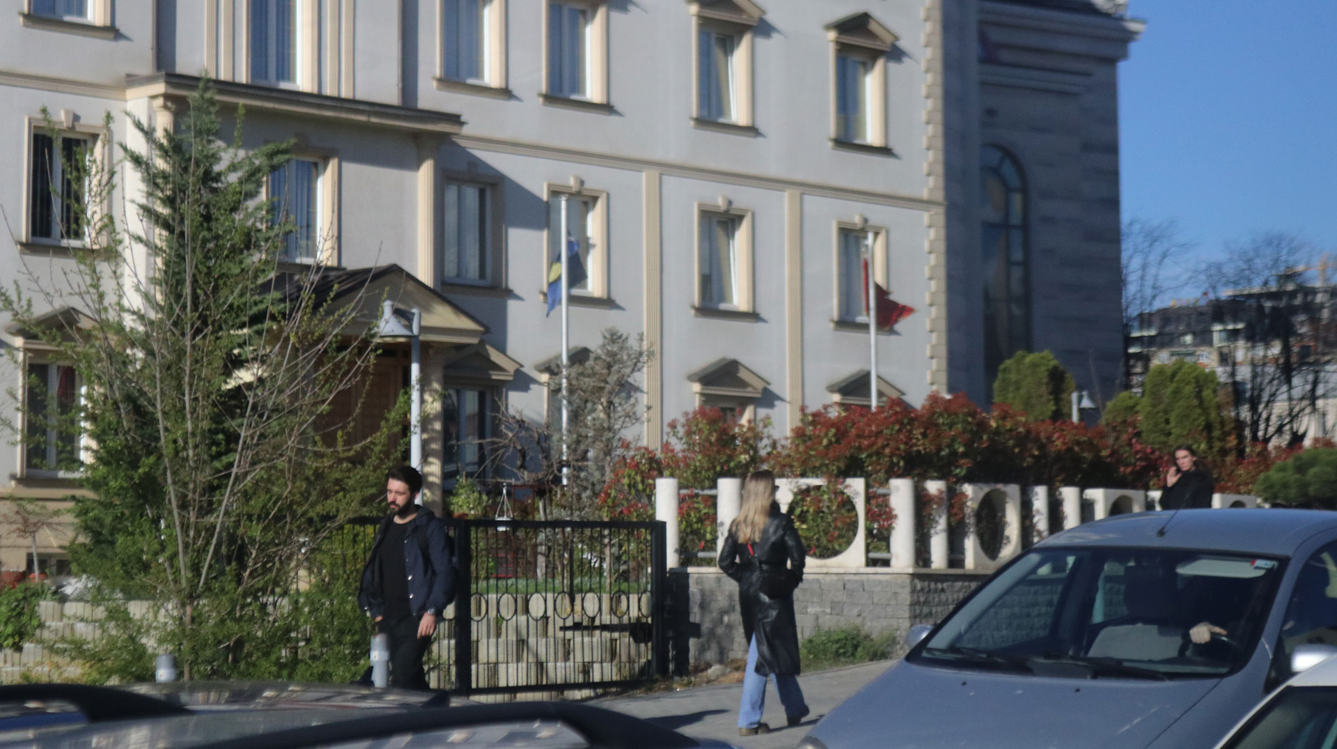 Quo vadis Kosovo? Zwei Menschen gehen in unterschiedliche Richtungen.