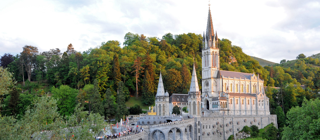 Im südfranzösischen Städtchen Lourdes soll 1858 der 14-jährigen Bernadette Soubirous 18-mal Maria erschienen sein