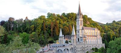 Im südfranzösischen Städtchen Lourdes soll 1858 der 14-jährigen Bernadette Soubirous 18-mal Maria erschienen sein