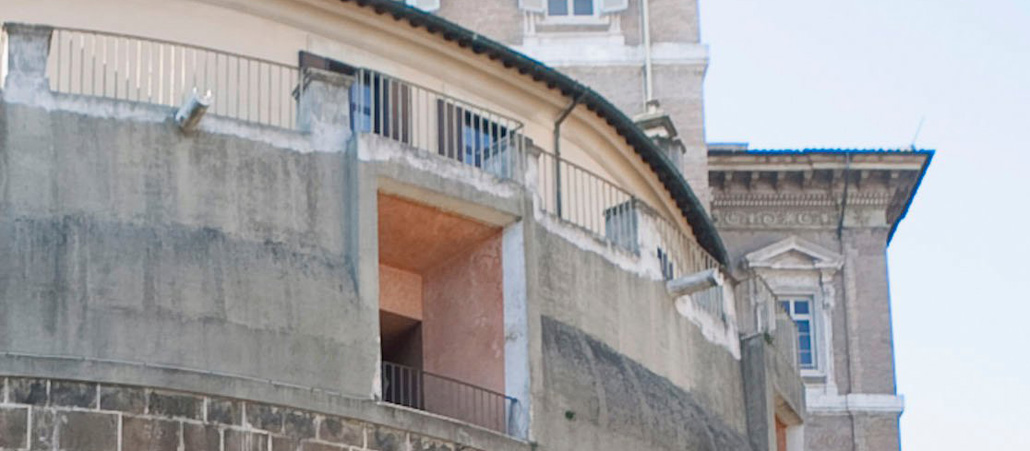 Runder, festungsartiker Turm ohne Fenster