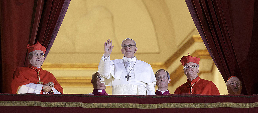 Papst Franziskus nach seiner Wahl am 13. März 2013 auf der Loggia des Petersdoms.