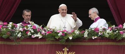 Pope Francis gives the blessing "Urbi et Orbi"