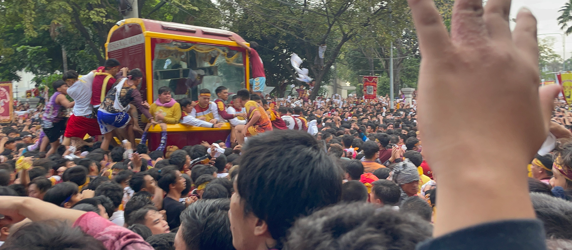 Der Nazarener wird im Beisein einer großen Menschenmenge durch Manila gefahren.