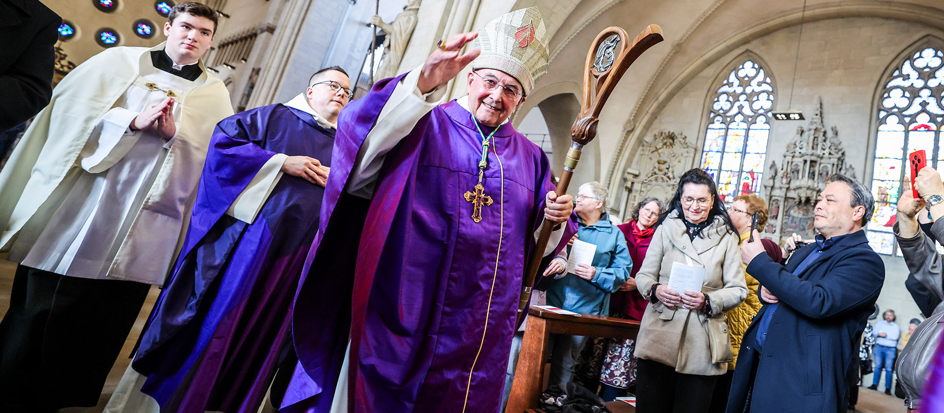 Bischof Felix Glenn zieht in den Dom zu Münster zum Gottesdienst ein.