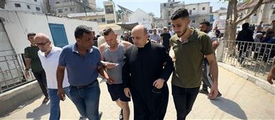Der Pfarrer von Gaza-Stadt, Gabriel Romanelli, nach einem Angriff auf die Kirche