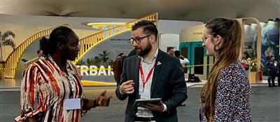 Mitglieder der Delegation des Jugendverbands fimcap auf der COP 30 im Dialog: Prisca Kuworde, Fidelis Stehle und Amber Vanneck (von links)