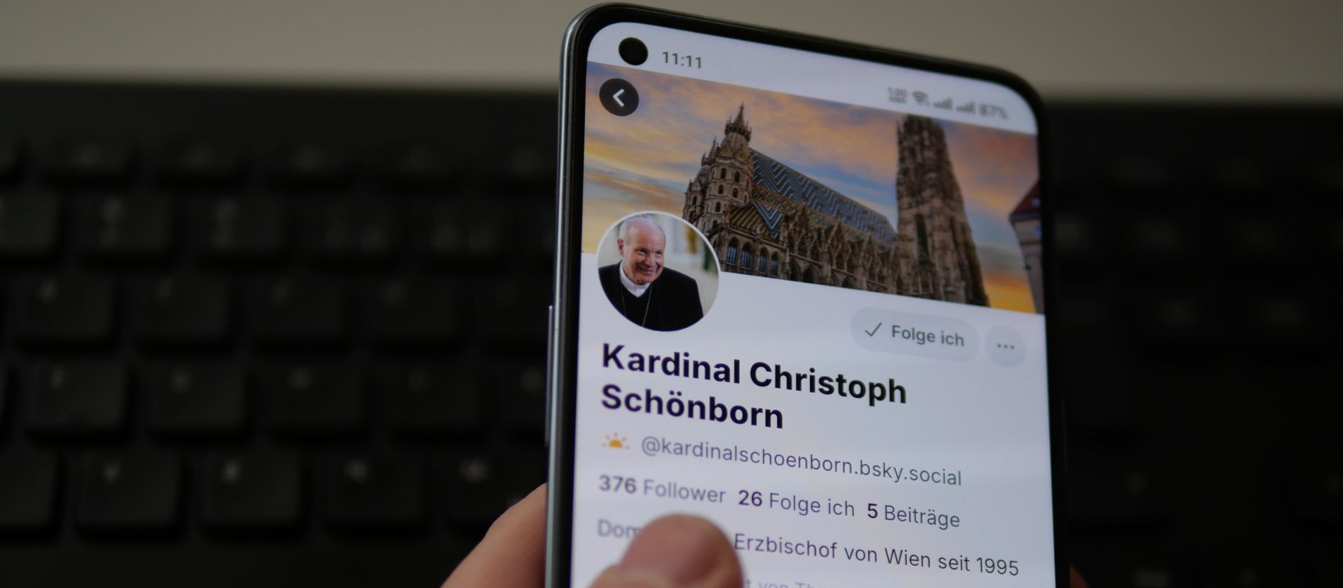 Der Bluesky-Account von Kardinal Schönborn auf einem Smartphone