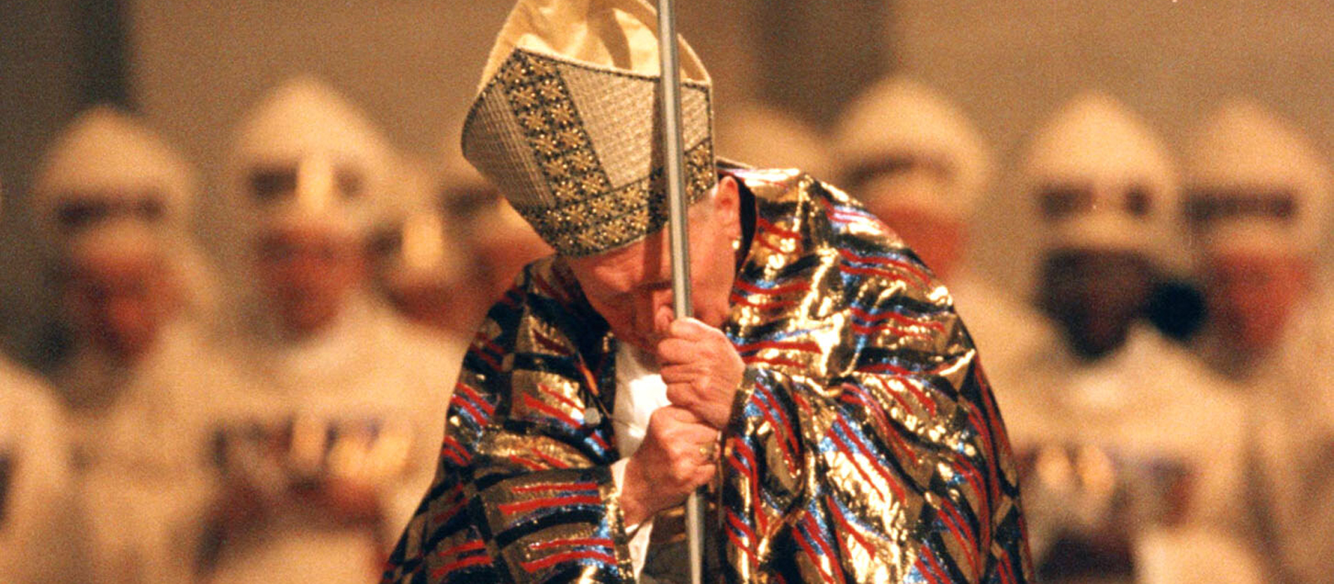 Papst Johannes Paul II. kniet im Petersdom