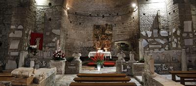 Die Basilica Dei Santi Nereo e Achilleo, Teil der Domitilla-Katakomben in Rom.
