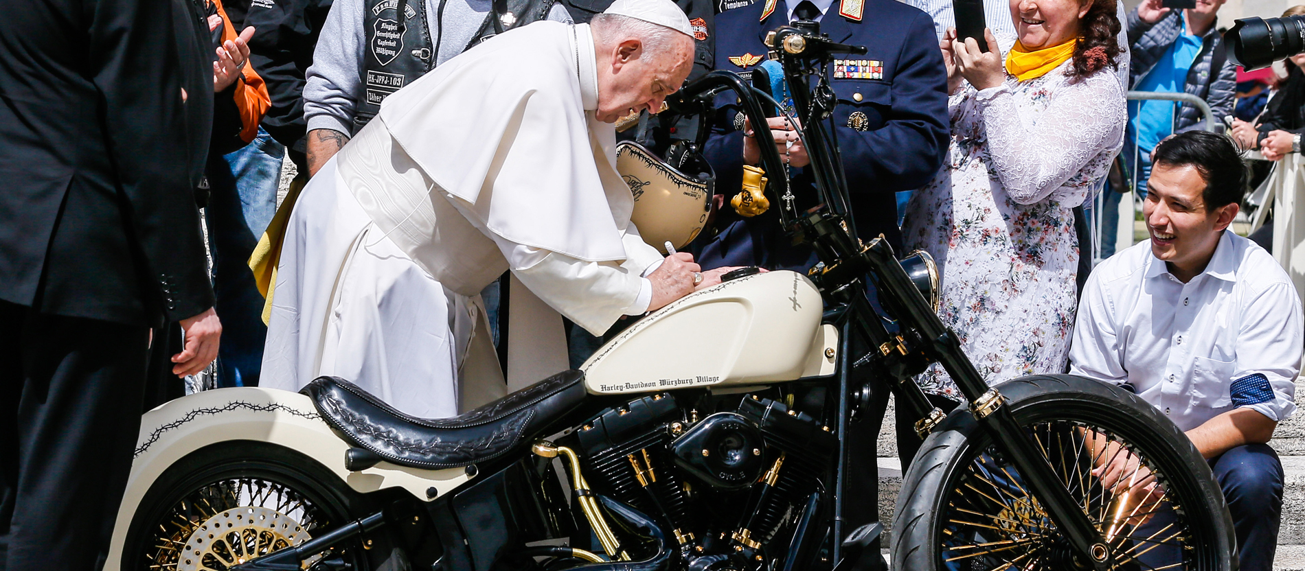 Papst Franziskus signiert eine Harley Davidson des Motorradclubs der Jesus Biker auf dem Petersplatz im Vatikan.