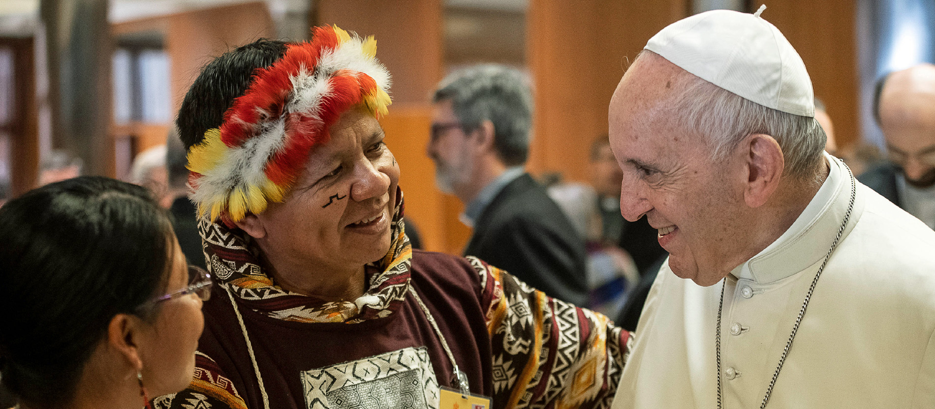Papst spricht mit Indigenen bei der Amazonas-Synode