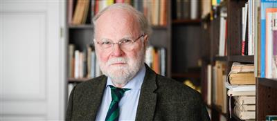 Manfred Lütz in seinem Arbeitszimmer