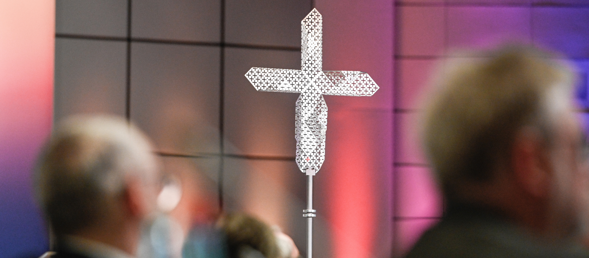 Metal cross of the synodal path