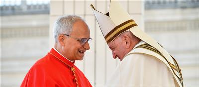 Papst Franziskus und Kardinal Robert Francis Prevost