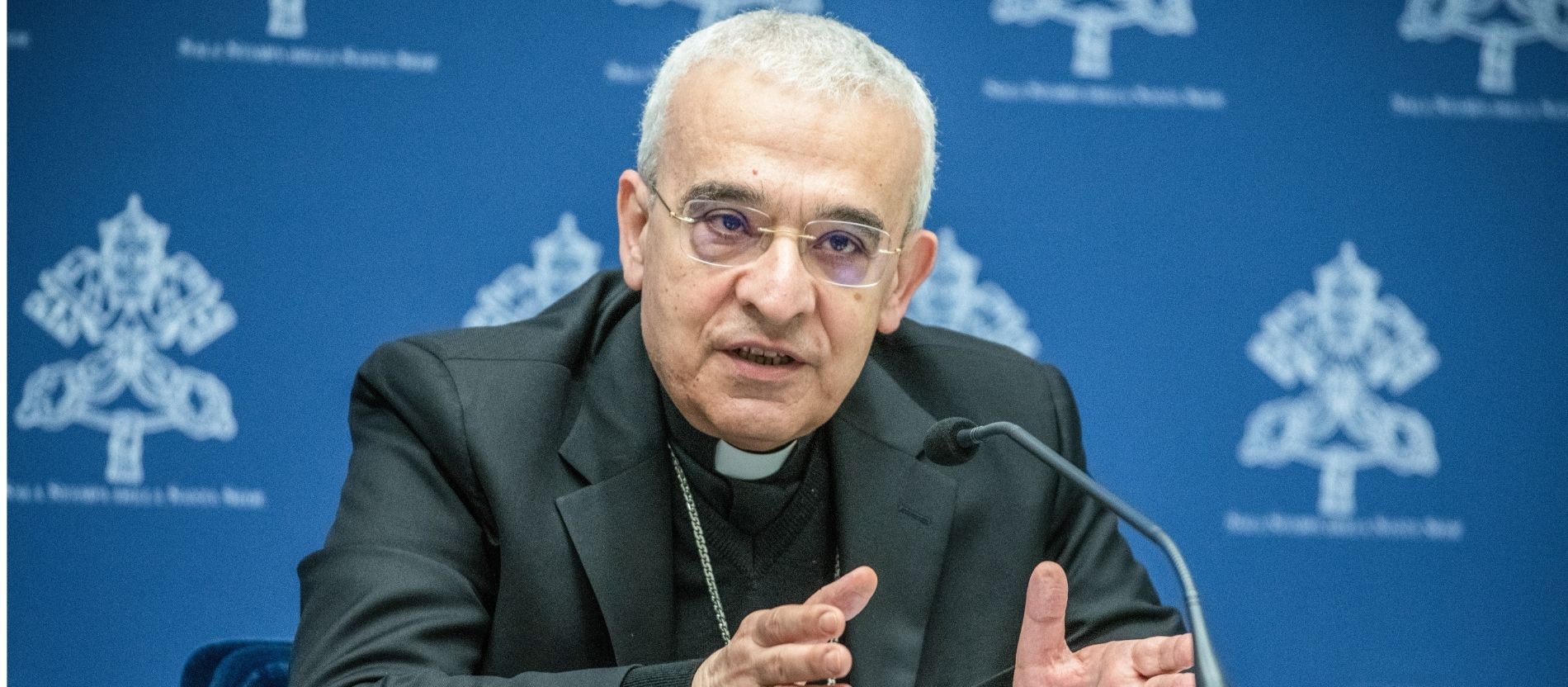 Erzbischof Filippo Iannone spricht bei einer Pressekonferenz