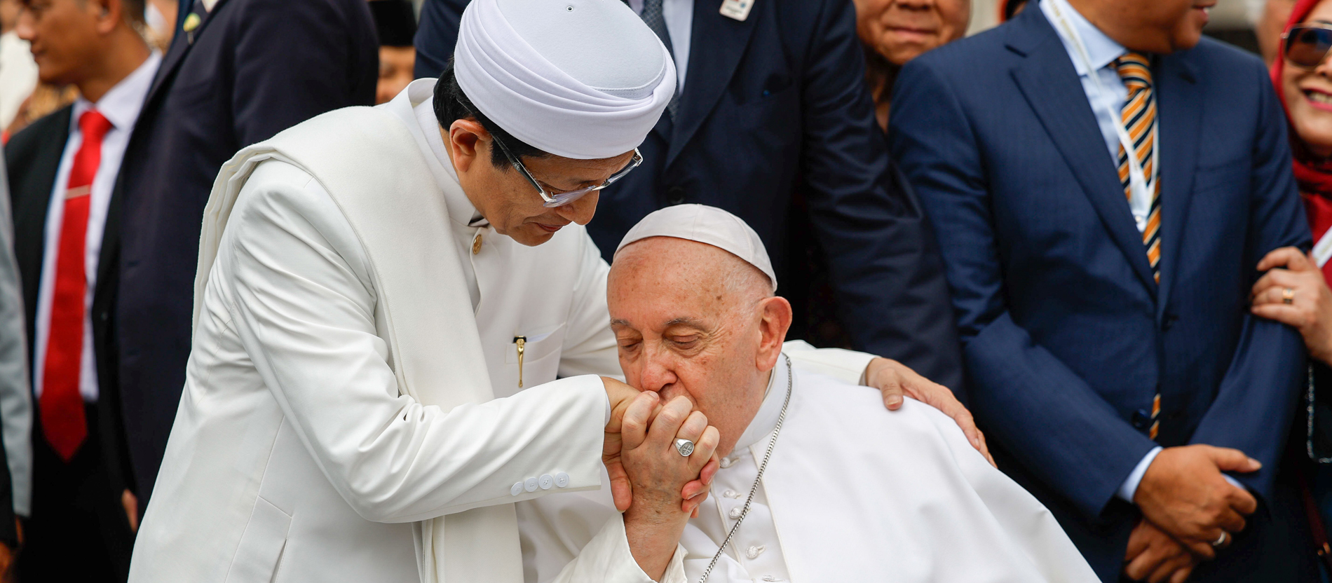 Pope Francis kisses the hand of Nasaruddin Umar, Grand Imam of the Istiqlal Mosque in Jakarta
