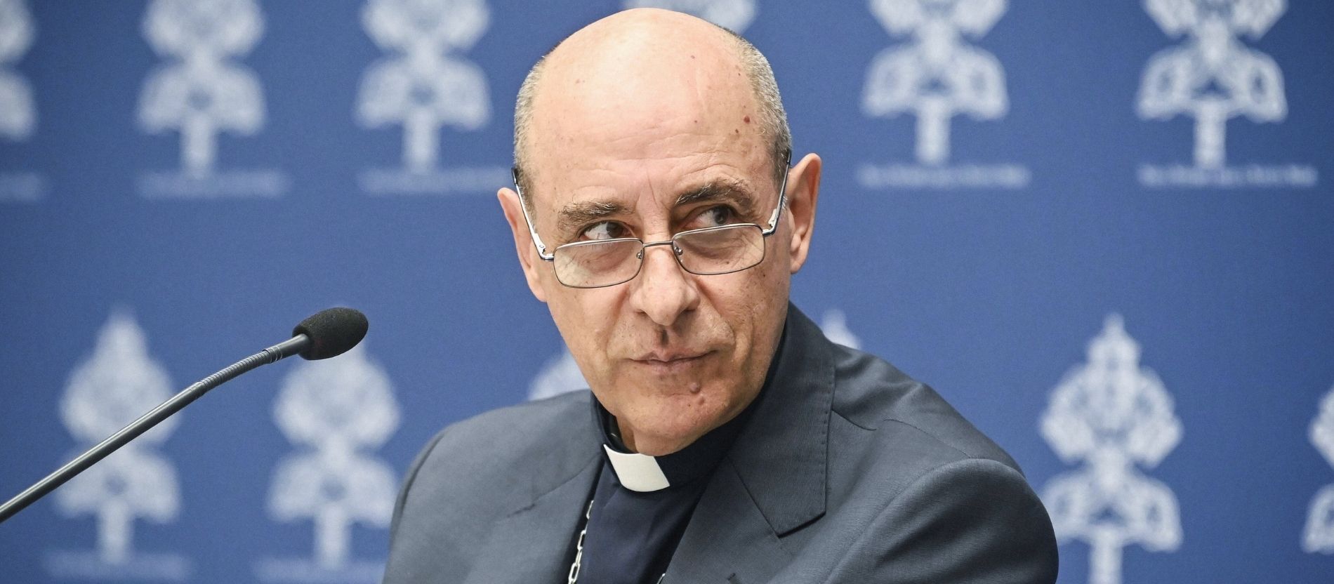 Glaubenspräfekt Kardinal Victor Manuel Fernandez bei einer Pressekonferenz