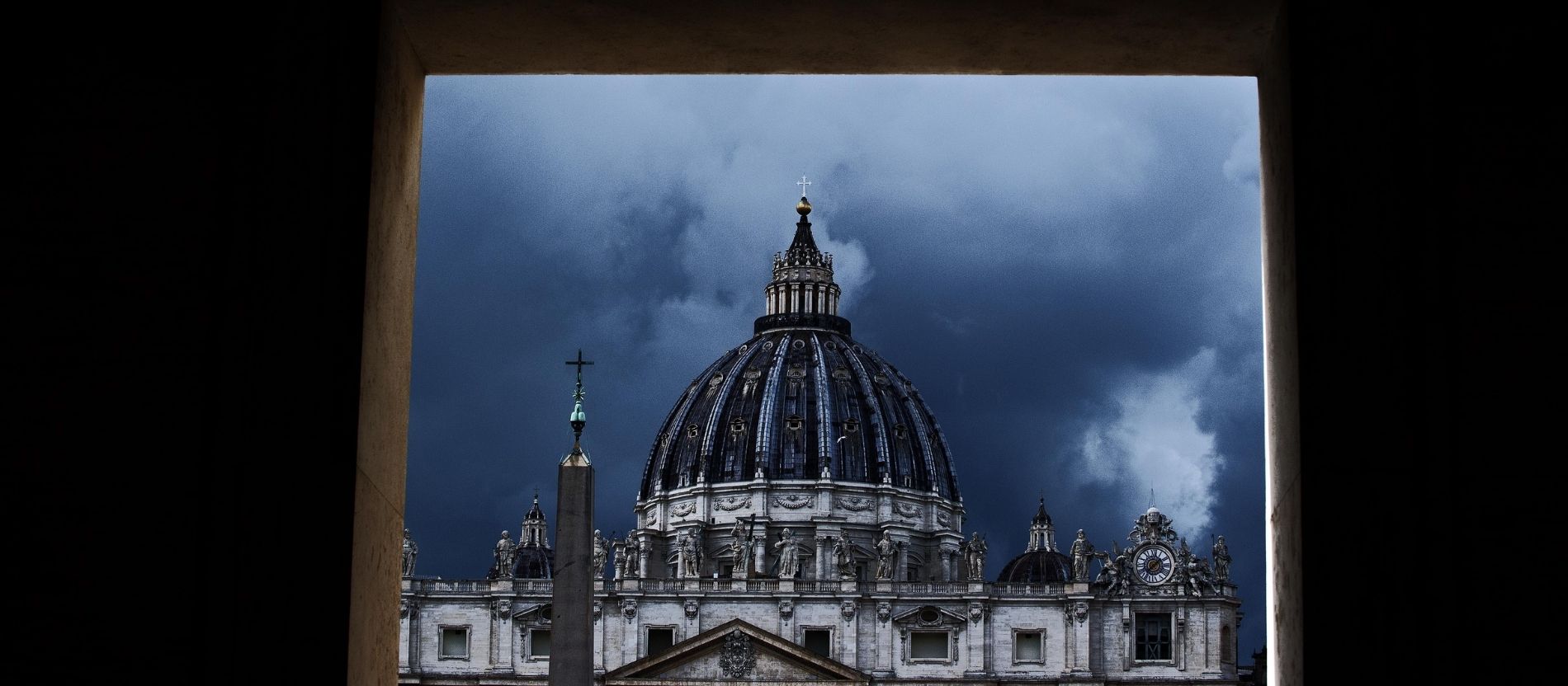 Dunkle Wolken über der Kuppel des Petersdoms