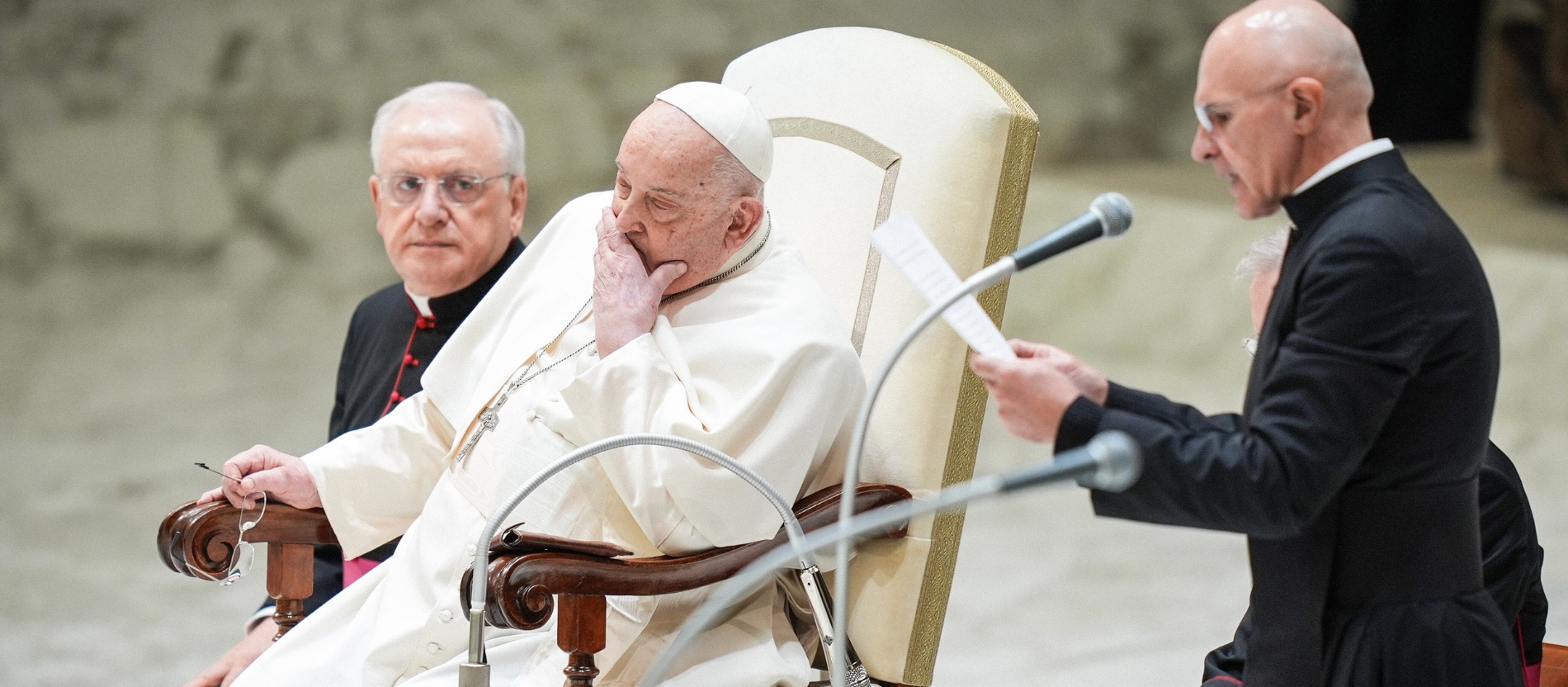 Papst Franziskus hustet, da er an Bronchitis erkrankt ist, Pater Pierluigi Giroli (r.) spricht, bei der Generalaudienz am 12. Februar 2025 im Vatikan.