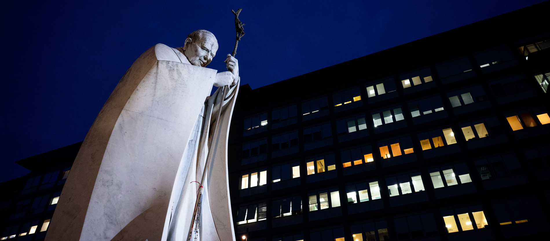 Eine Statue von Papst Johannes Paul II. vor dem Gemelli-Krankenhaus in Rom 