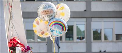Luftballons mit Genesungswünschen für Papst Franziskus vor dem Gemelli-Krankenhaus in Rom. 