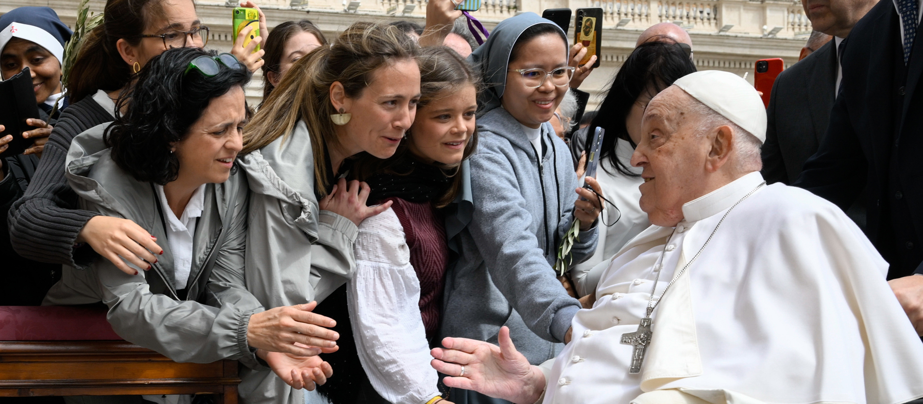 Papst Franziskus begrüßt Gottesdienstbesucher am Ende der Messe auf dem Petersplatz an Palmsonntag