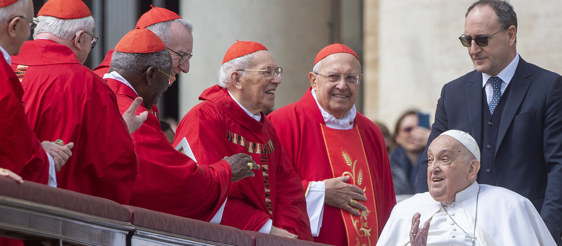 Papst Franziskus grüßt Kardinäle am Rande des Gottesdienstes auf dem Petersplatz an Palmsonntag