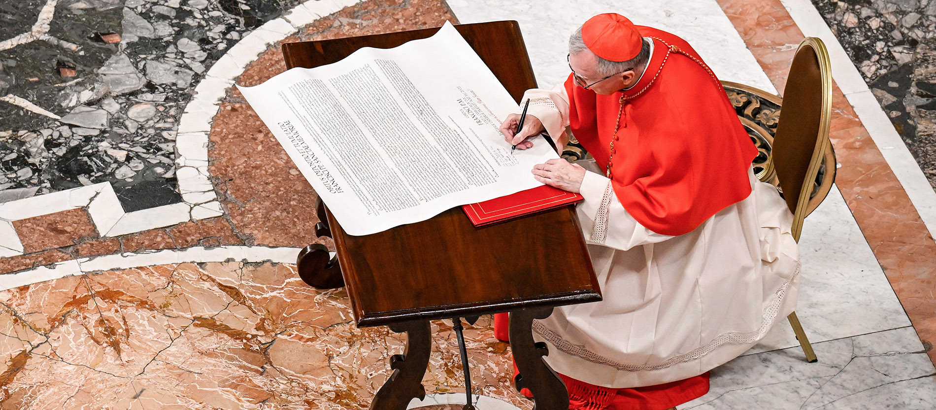 Pietro Parolin unterschreibt das Rogitum.