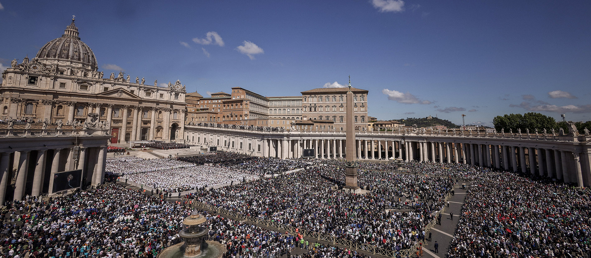 Menschenmenge während des Requiems für Papst Franziskus im April 2025 auf dem Petersplatz im Vatikan