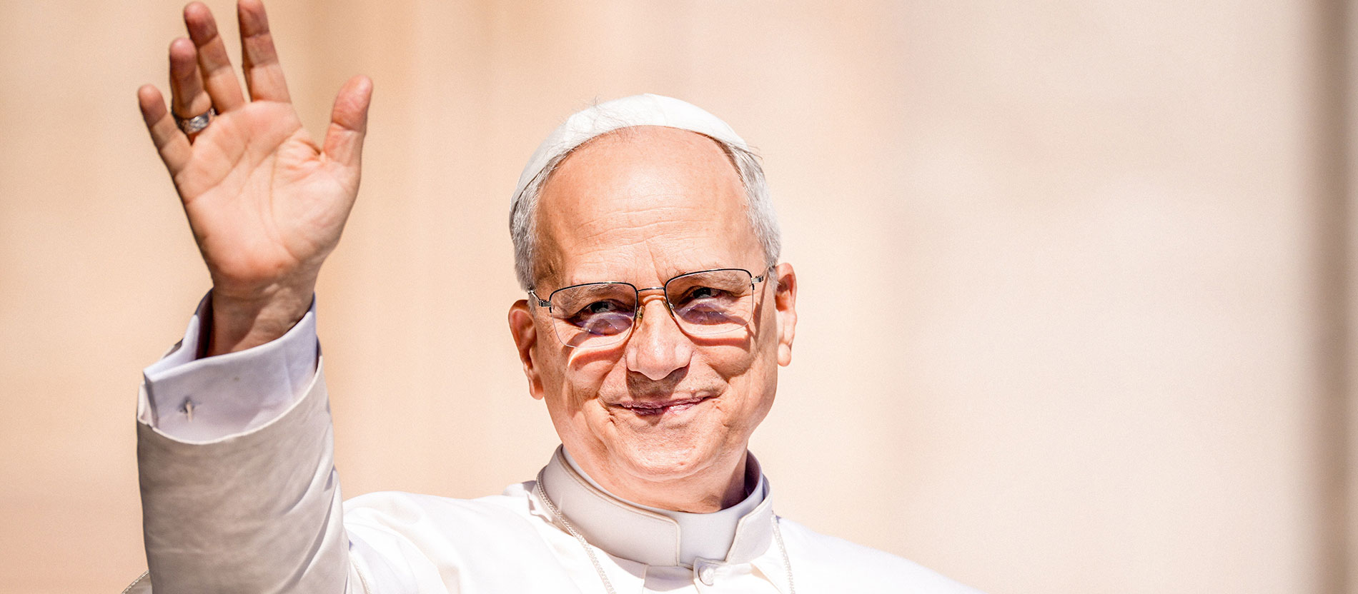 Papst Leo XIV. winkt mit erhobener Hand