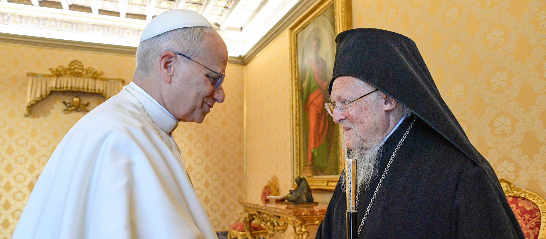 Papst Leo XIV. und Patriarch Bartholomaios I. geben sich die Hand