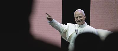 Papst Leo XIV. spricht vor Zuhöhrenden in ein Mikrofon