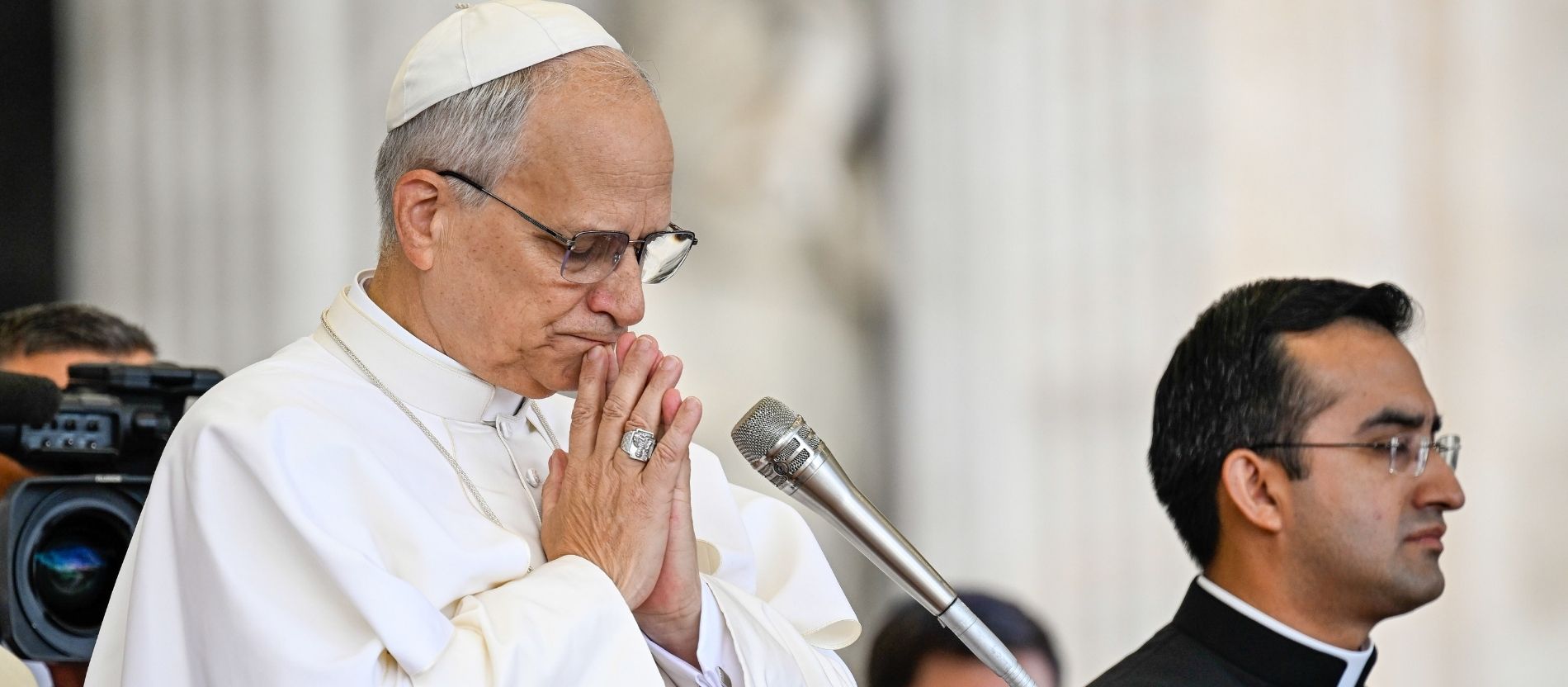 Papst Leo XIV. betet bei einer Generalaudienz