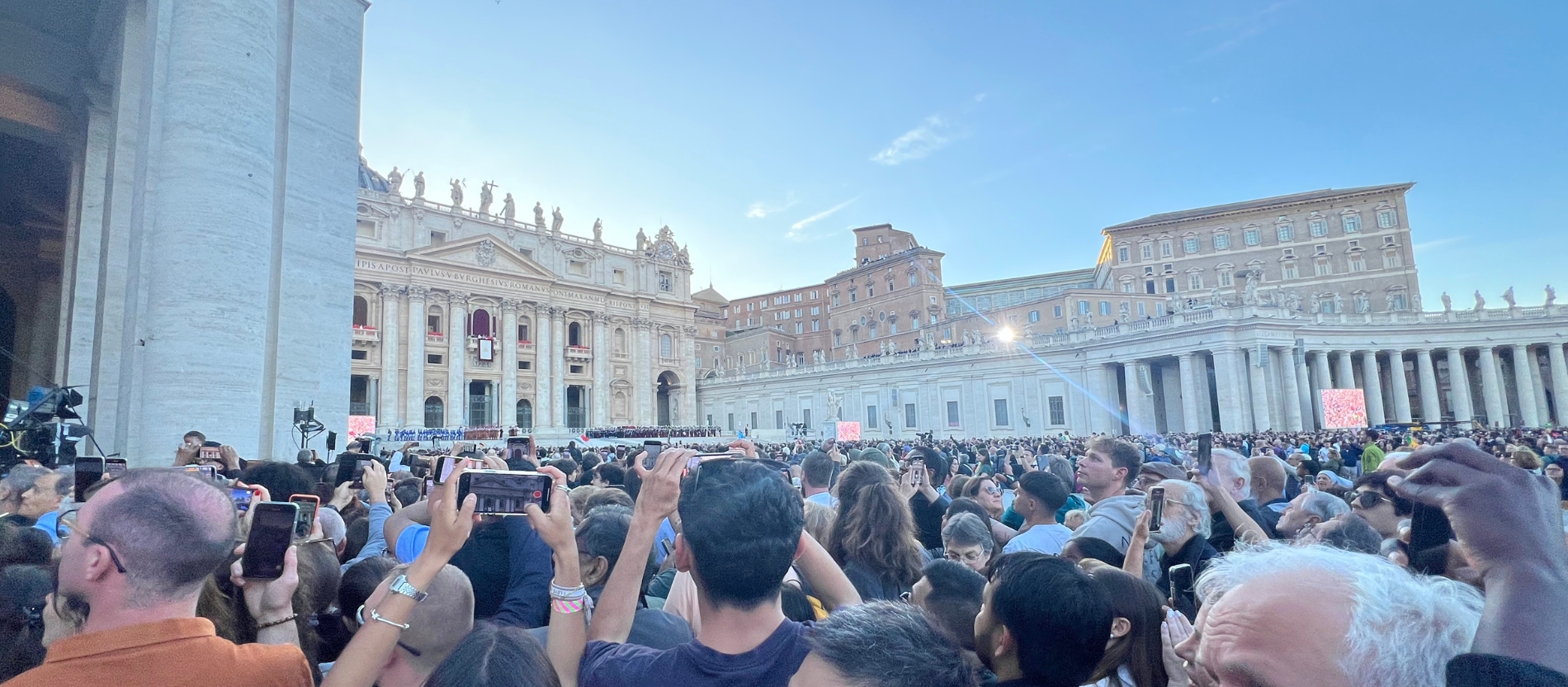 Der Petersplatz als der neue Papst bekannt wurde