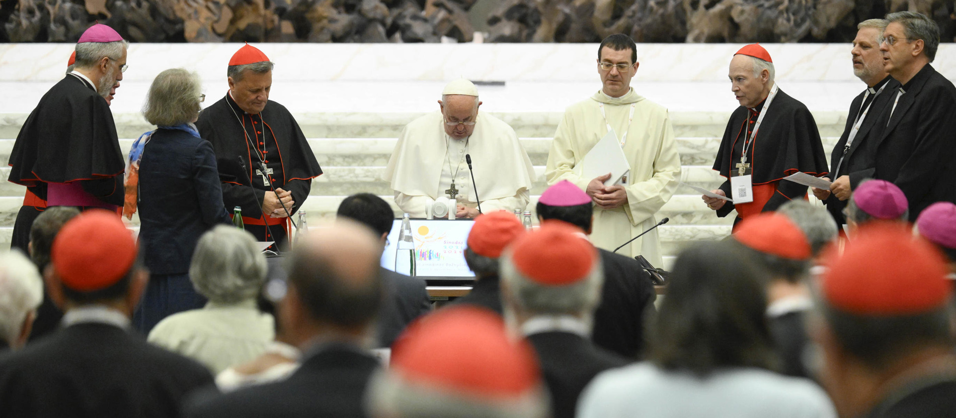Pope Francis ends first Roman phase of world synod 