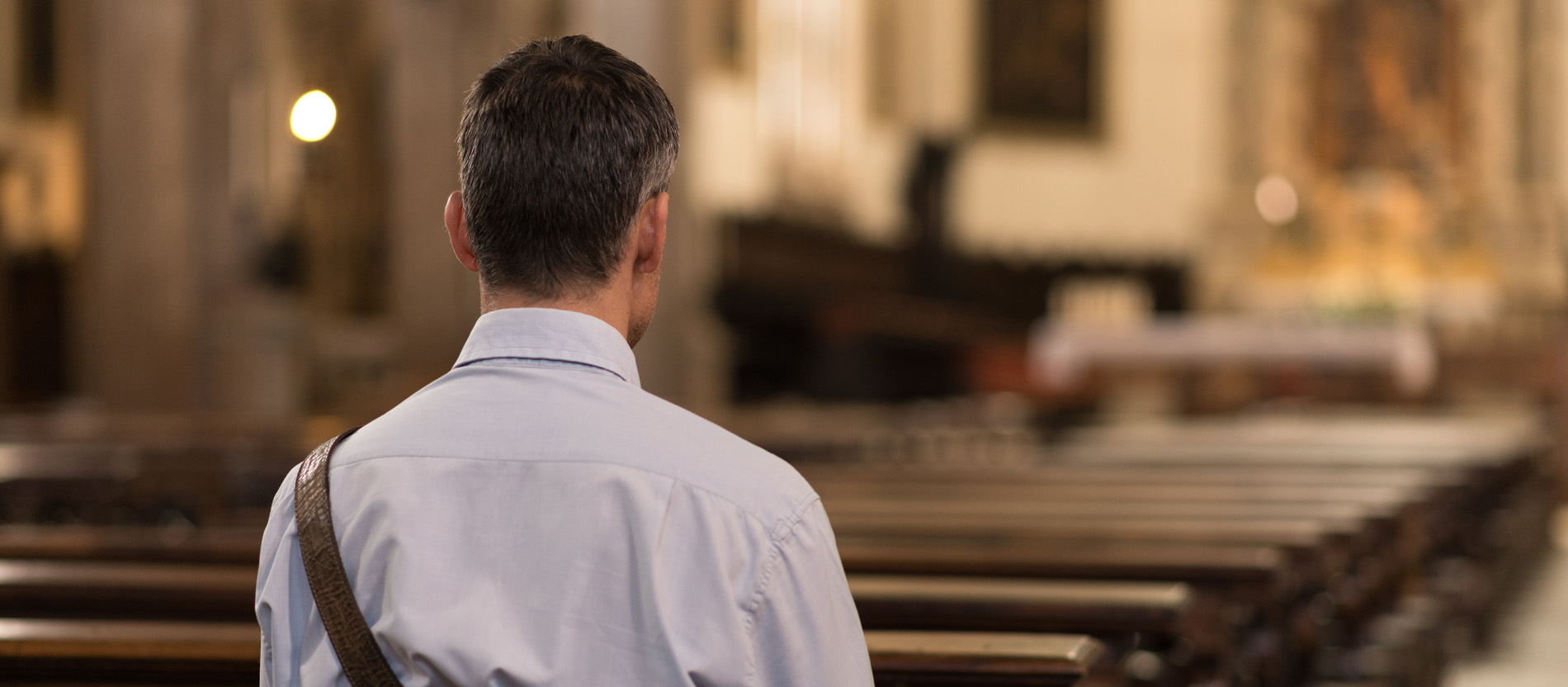 Mann in einer Kirche