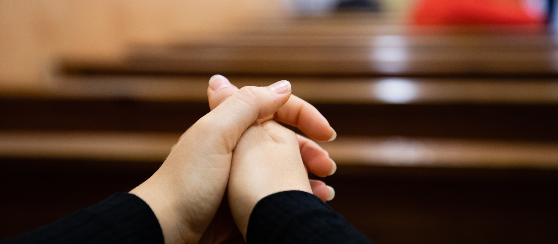Beten in einer Kirche