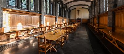 Über Tiefkühlpizza und Tischgebet: Wie im Kloster gegessen wird