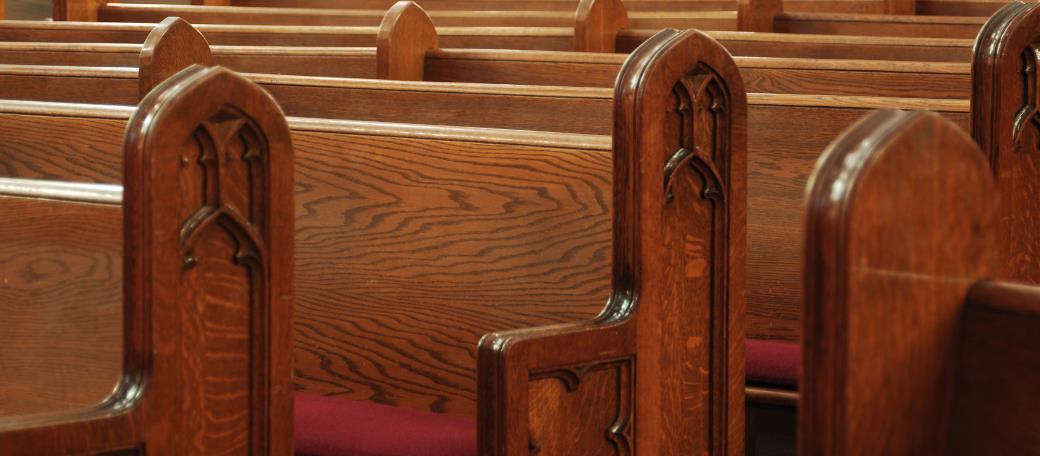 Die gute alte Kirchenbank: Hier kommen wir in Gottes Nähe