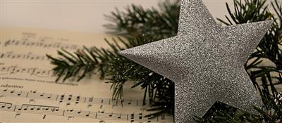 Warum uns Weihnachtslieder glücklich machen