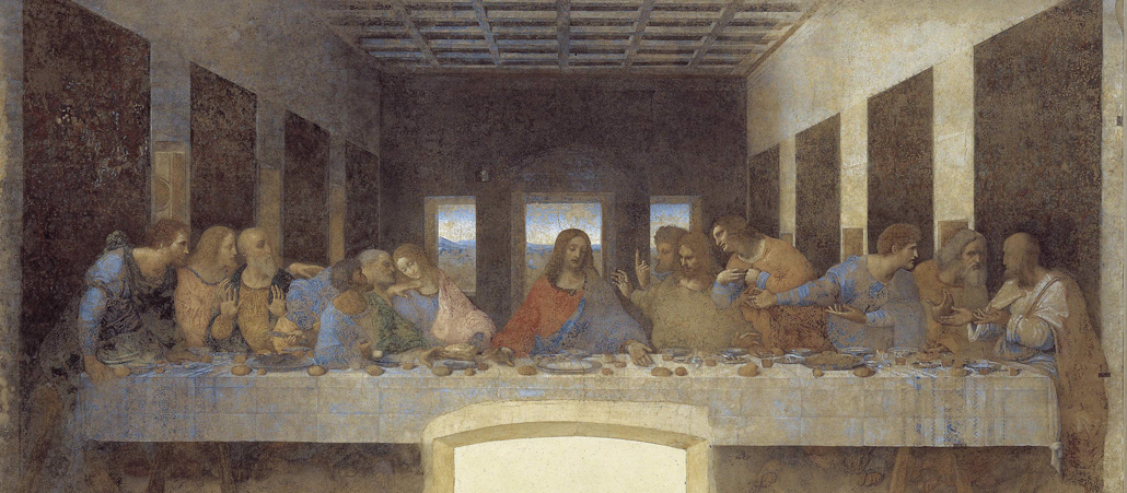Ein verwaschenes altes Wandgemälde, das 13 Männer an einem Tisch zeigt. In der Mitte ist Jesus Christus; rechts und links von ihm sind seine aufgebrachten 12 Jünger.