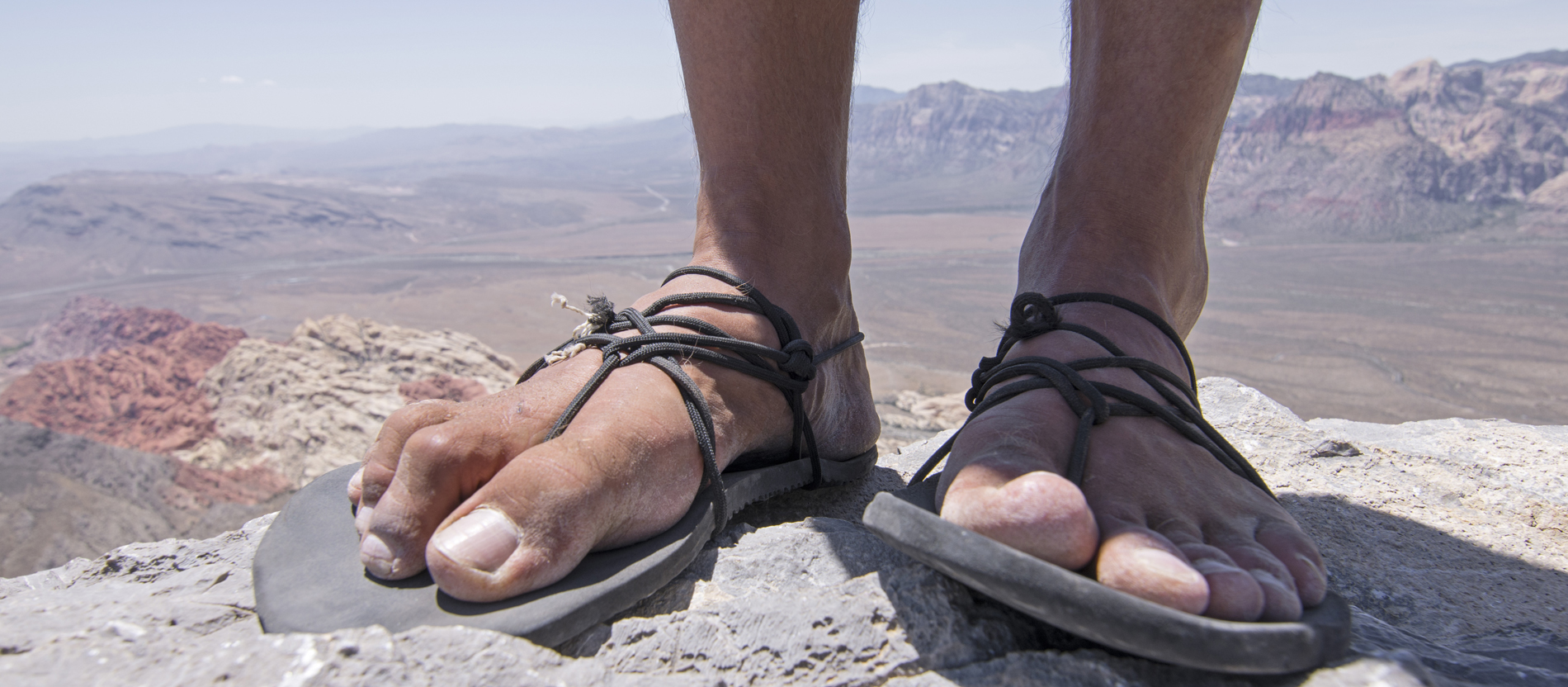 Ein Mann mit Sandalen in der Wüste